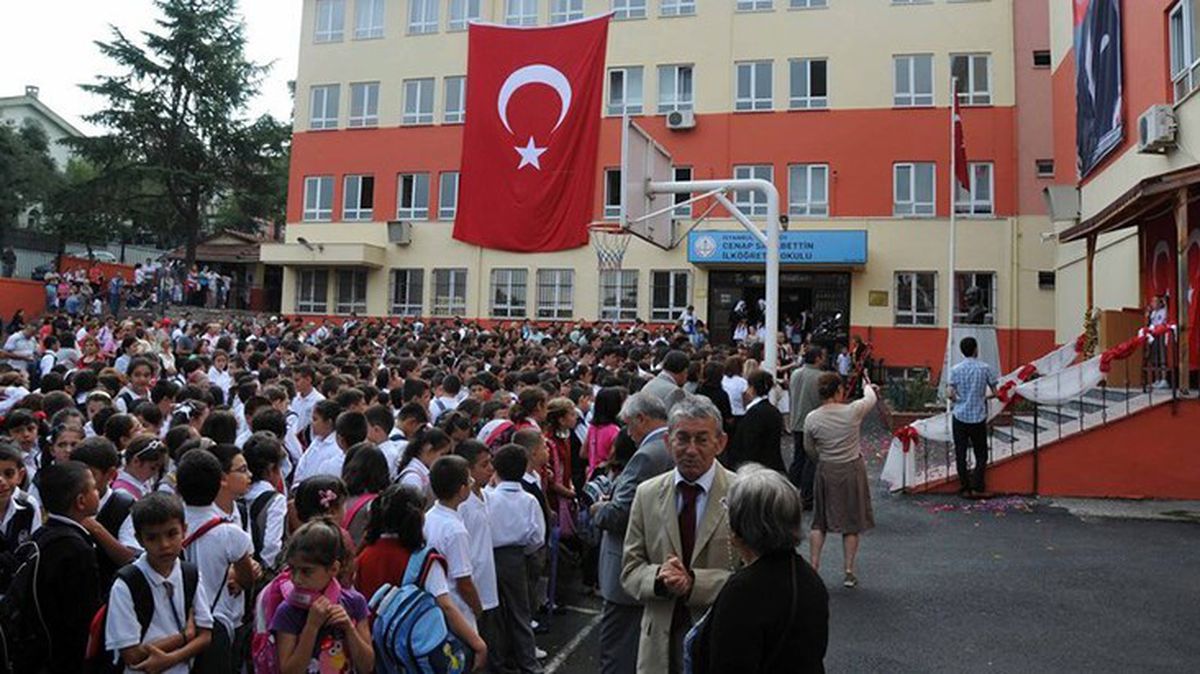 MEB'den velileri sevindirecek okul kıyafeti kararı: Mecburi durumlar dışında değişmeyecek