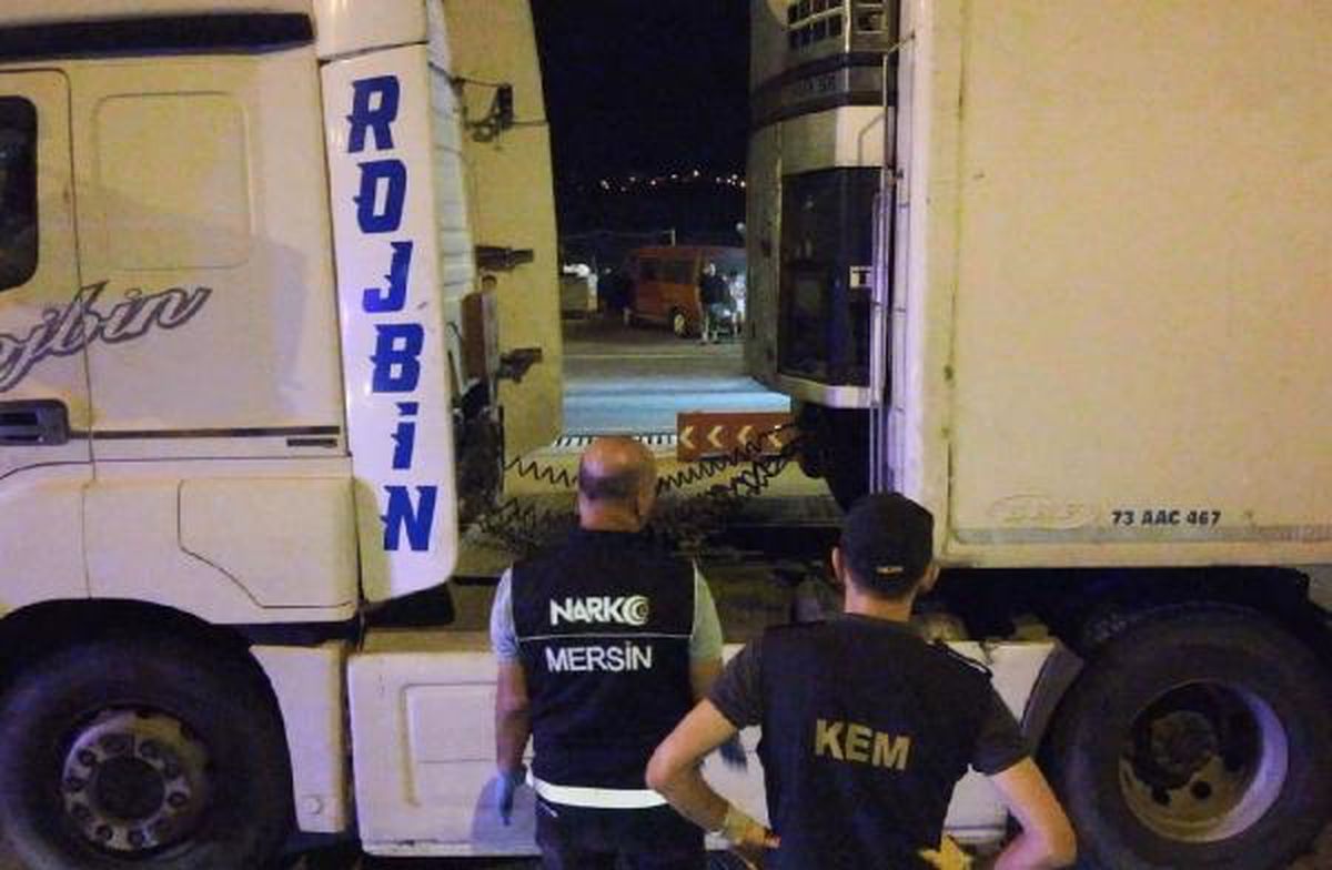 Mersin'de Durdurulan TIR'da 2 Kilo 950 Gram Metamfetamin Ele Geçirildi