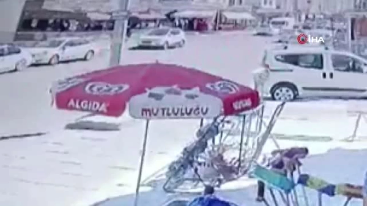 Ankara\'da otomobil motosiklete çarptıktan sonra dükkan önünde bulunan reyonlara çarptı