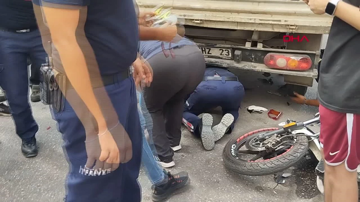 Motosikletli Genç, Otomobile Çarptıktan Sonra Kamyonetin Altına Girdi