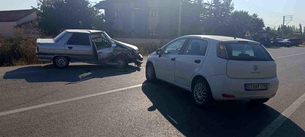 Afyonkarahisar\'da Kafa Kafaya Çarpışan Otomobillerde 2 Kişi Yaralandı