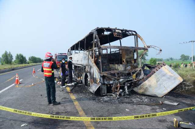Pakistan'da kaza yapan otobüs yandı: 20 ölü, 15 yaralı Pakistan'da kaza yapan otobüs yandı: 20 ölü, 15 yaralı