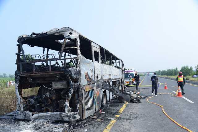 Pakistan'da kaza yapan otobüs yandı: 20 ölü, 15 yaralı Pakistan'da kaza yapan otobüs yandı: 20 ölü, 15 yaralı