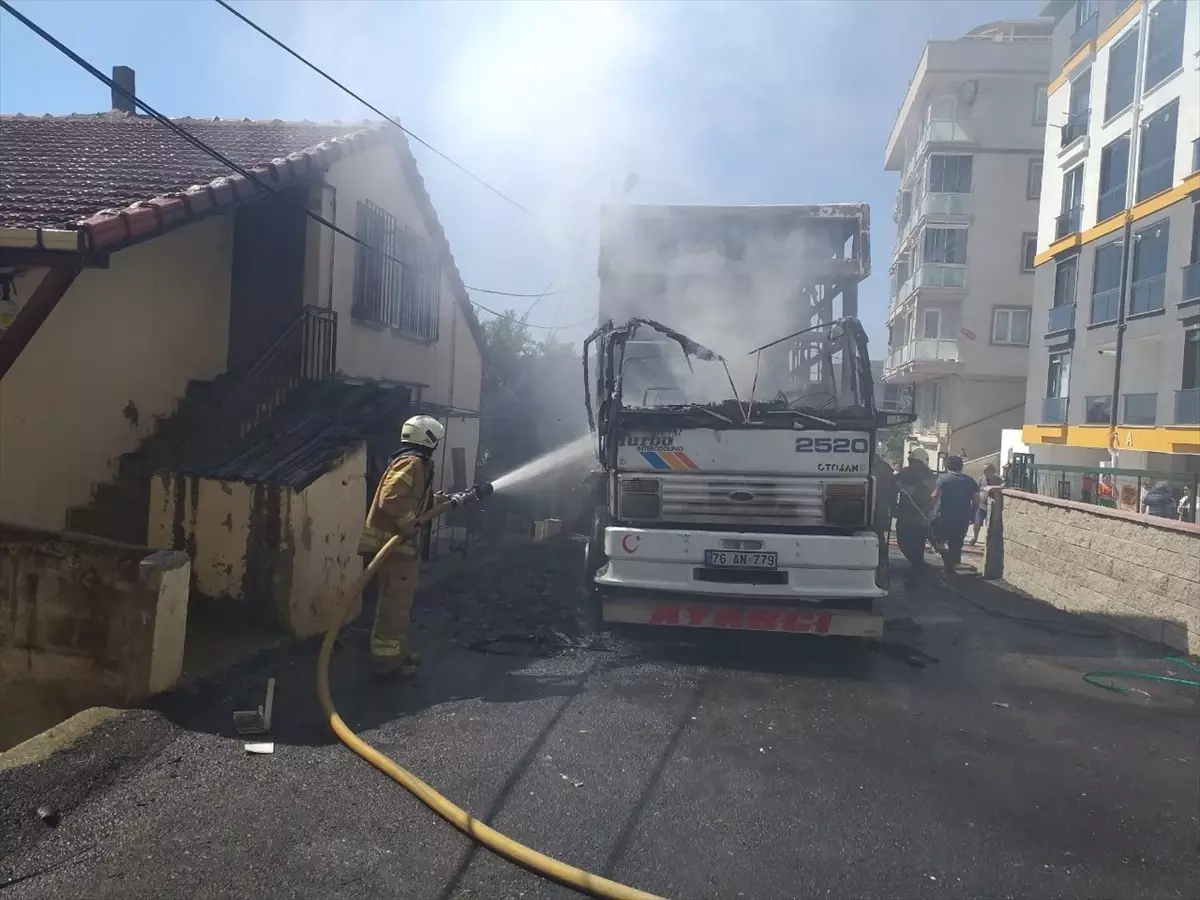 Pendik'te Nakliye Kamyonunda Çıkan Yangın Söndürüldü