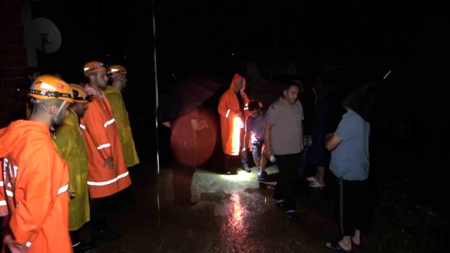 Rize'nin Çayeli ilçesini şiddetli yağış vurdu! 2 bina tahliye edildi