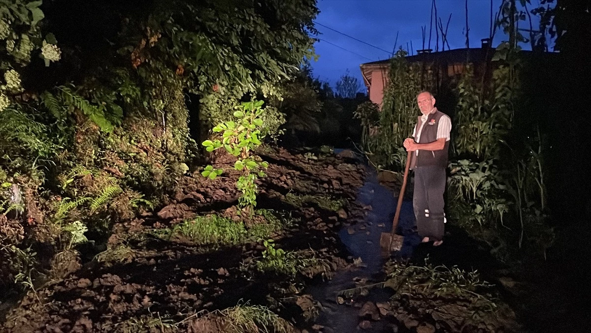Rize Çayeli\'nde Şiddetli Yağış Sonrası 2 Ev Boşaltıldı