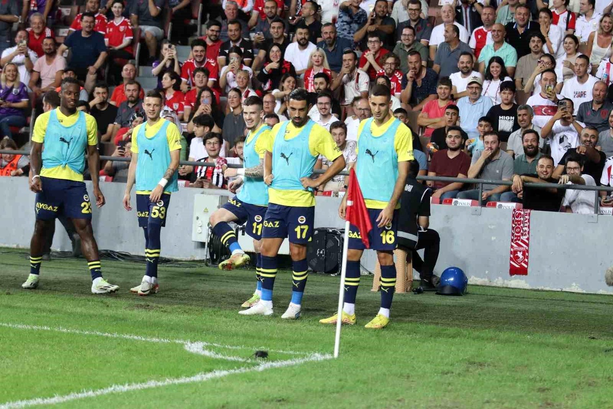 Samsunspor-Fenerbahçe maçında sahaya fare girdi