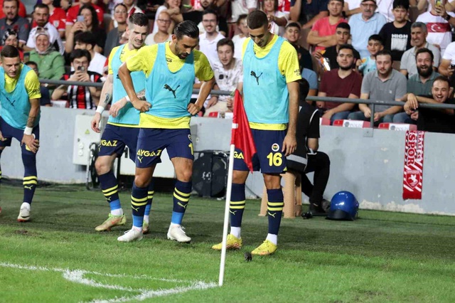 Futbolcuların yanına kadar gitti! Samsunspor-Fenerbahçe maçında sahaya fare girdi Futbolcuların yanına kadar gitti! Samsunspor-Fenerbahçe maçında sahaya fare girdi