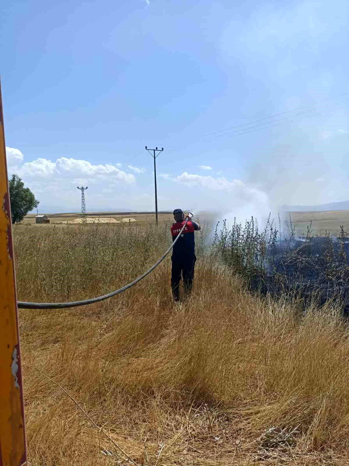 Ağrı\'da Sıcak Hava Nedeniyle Köylerde Tarla Yangınları