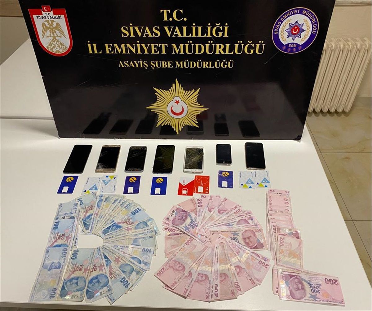 Sivas\'ta Polis ve Savcı Rolü Oynayarak Kadını Dolandıran Şüpheliler Tutuklandı