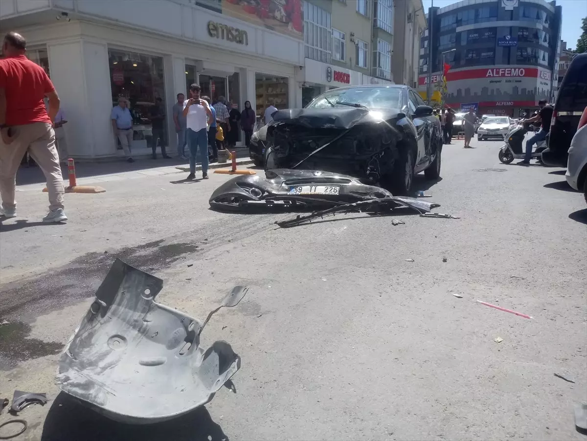 Çerkezköy'de Zincirleme Trafik Kazası: 2 Yaralı