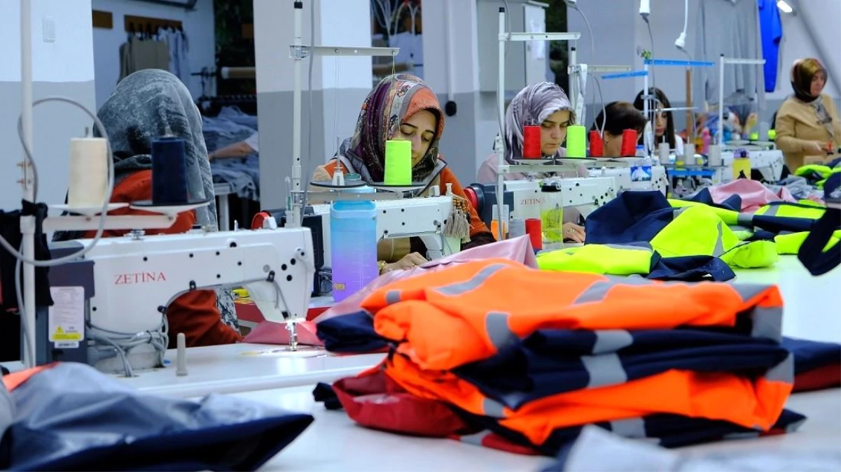 Erzincan Belediyesi, çalışanlarının iş elbiselerini dikmek için atölye kurdu