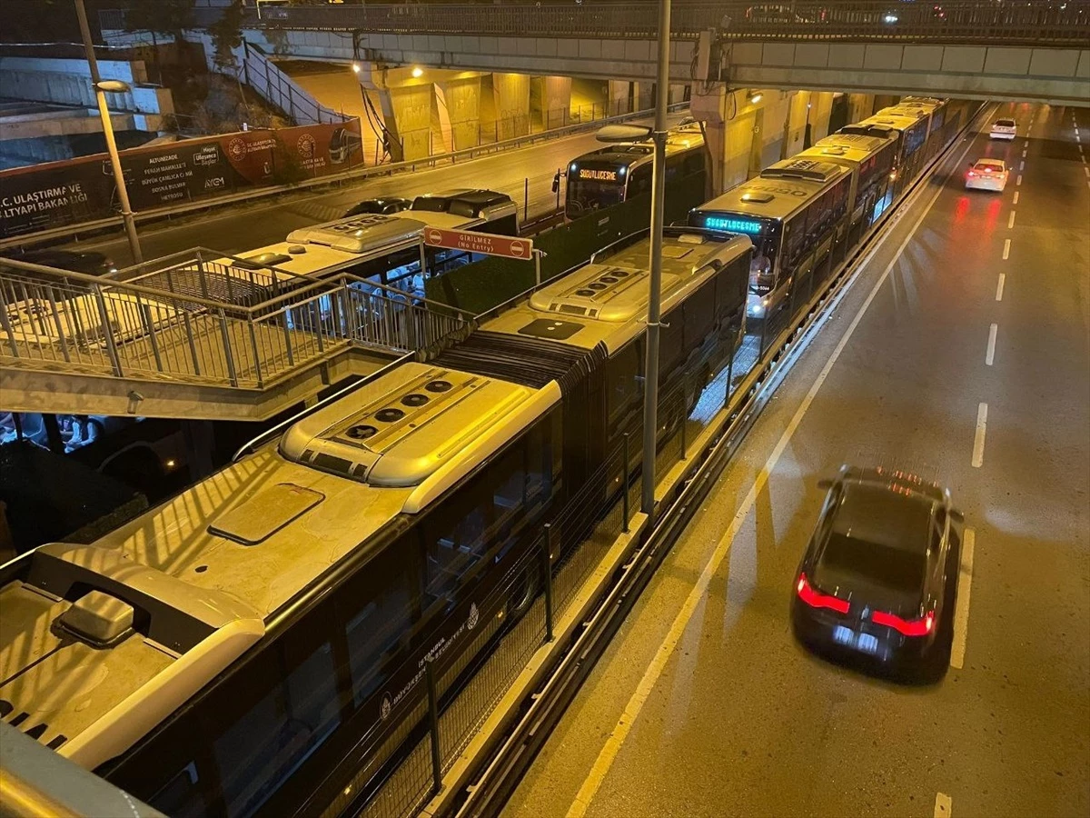 Üsküdar\'da Metrobüs Arızası Nedeniyle Trafik Yoğunluğu Oluştu