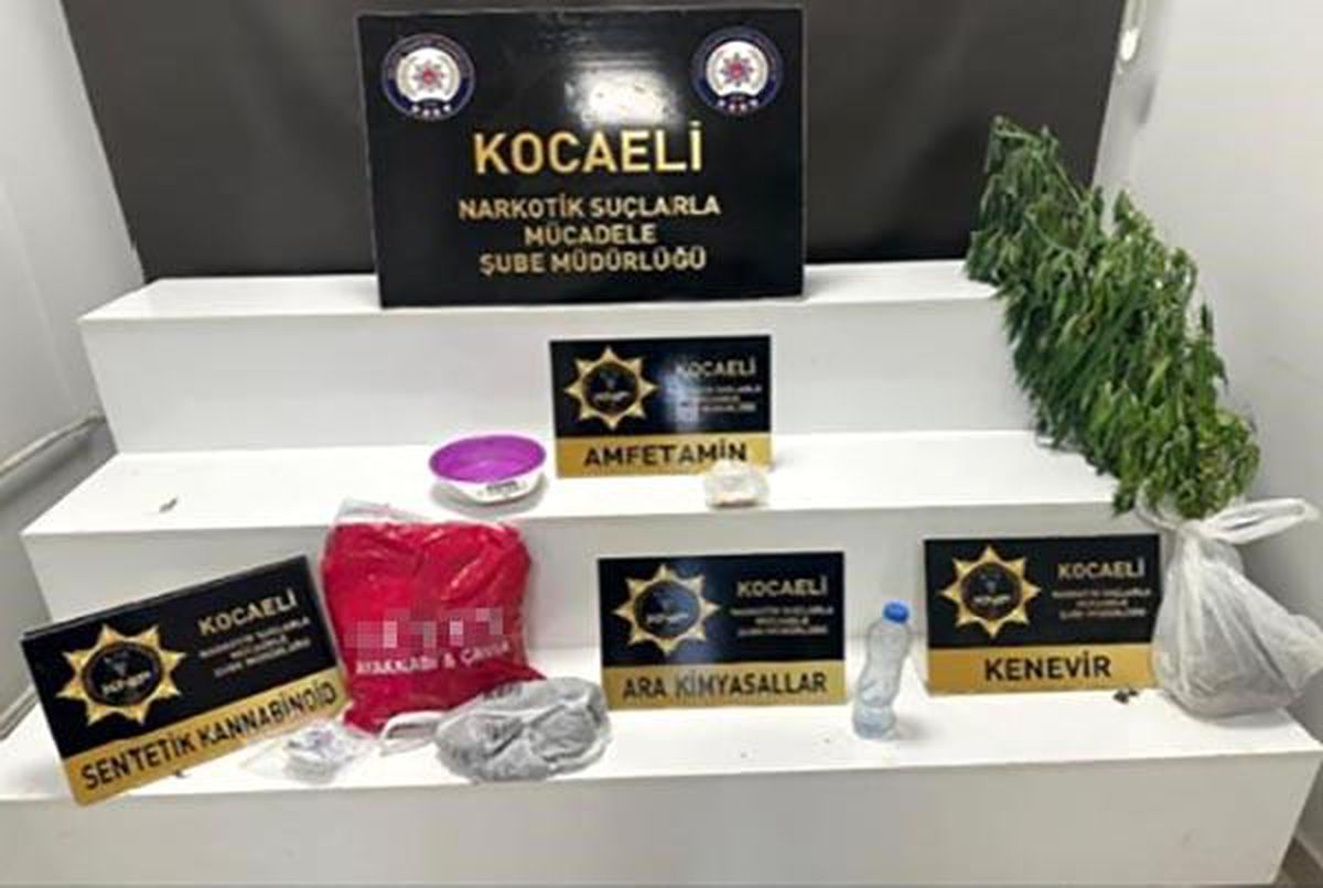 İzmit\'te Sokak Satıcılarına Operasyon: Kilolarca Uyuşturucu Ele Geçirildi