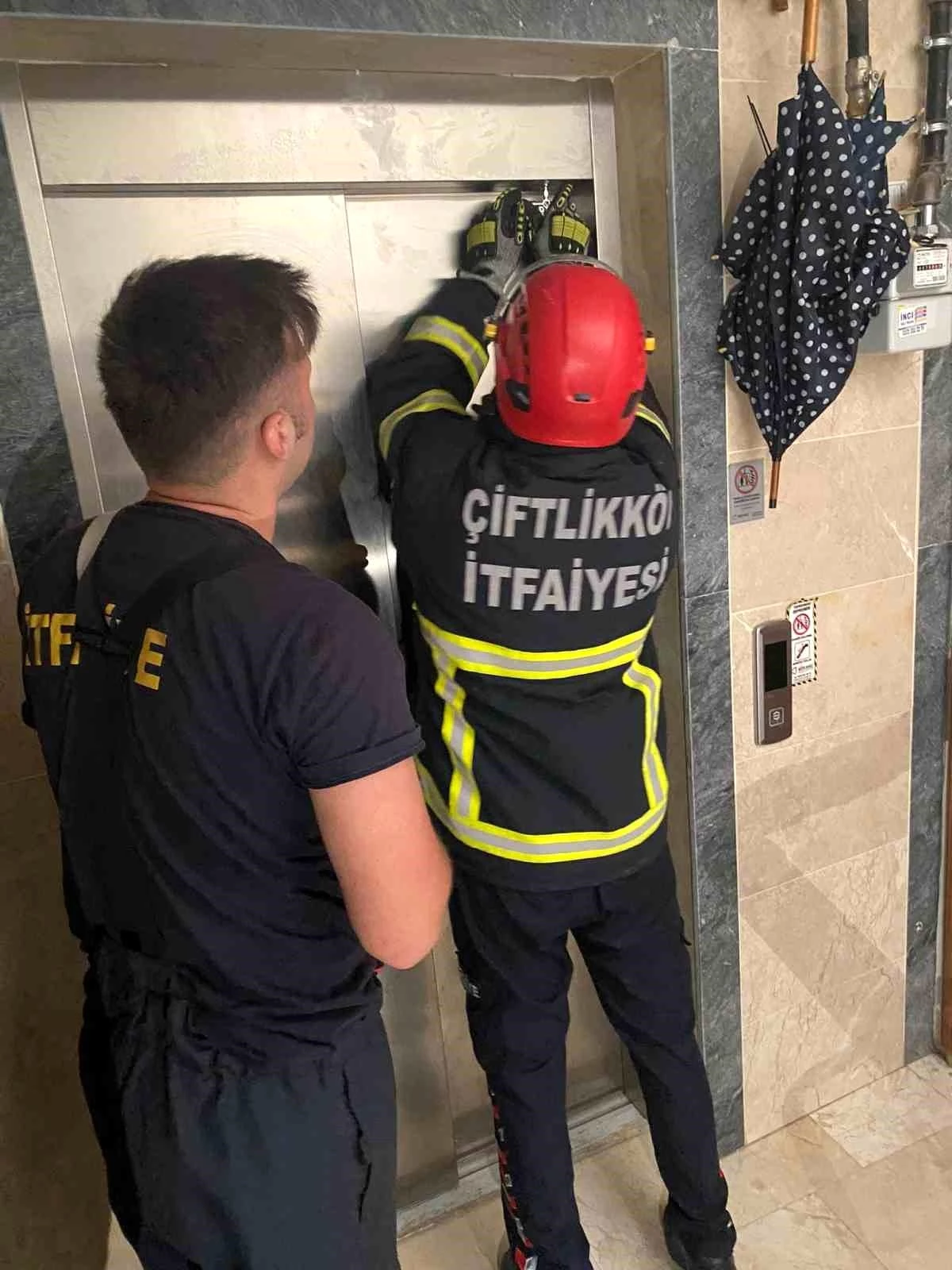 Yalova\'da Asansörde Mahsur Kalan 5 Kişi İtfaiye Tarafından Kurtarıldı