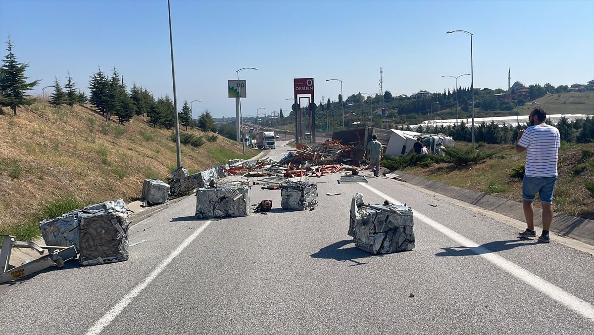 İstanbul-İzmir Otoyolunda Devrilen Tırda Sıkışan Sürücü Vatandaşlar Tarafından Kurtarıldı