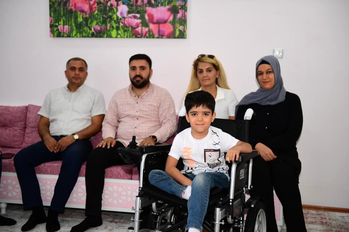 Yeşilyurt Belediyesi, Engelli Çocuğa Akülü Engelli Araç Hediye Etti