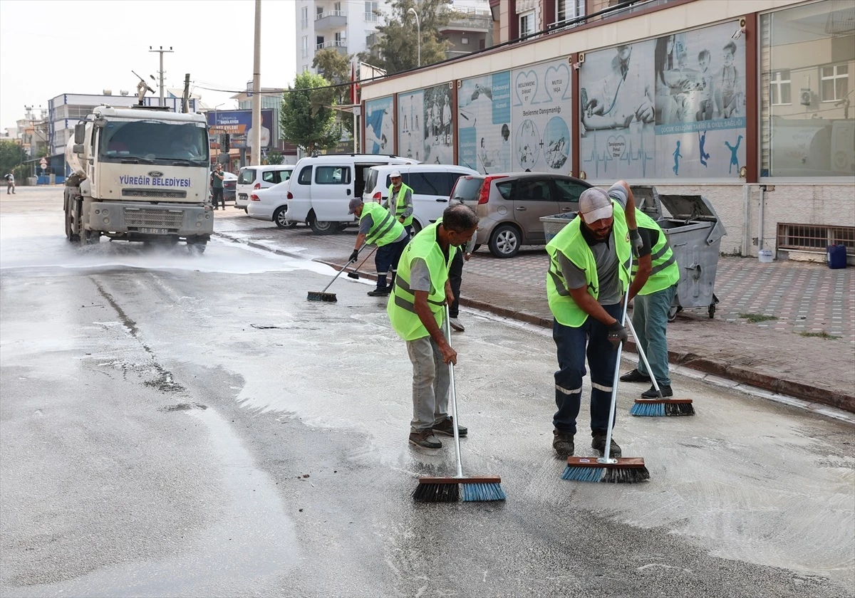 Yüreğir Belediyesi Selahattin Eyyubi Mahallesi\'nde Temizlik Çalışması Yaptı