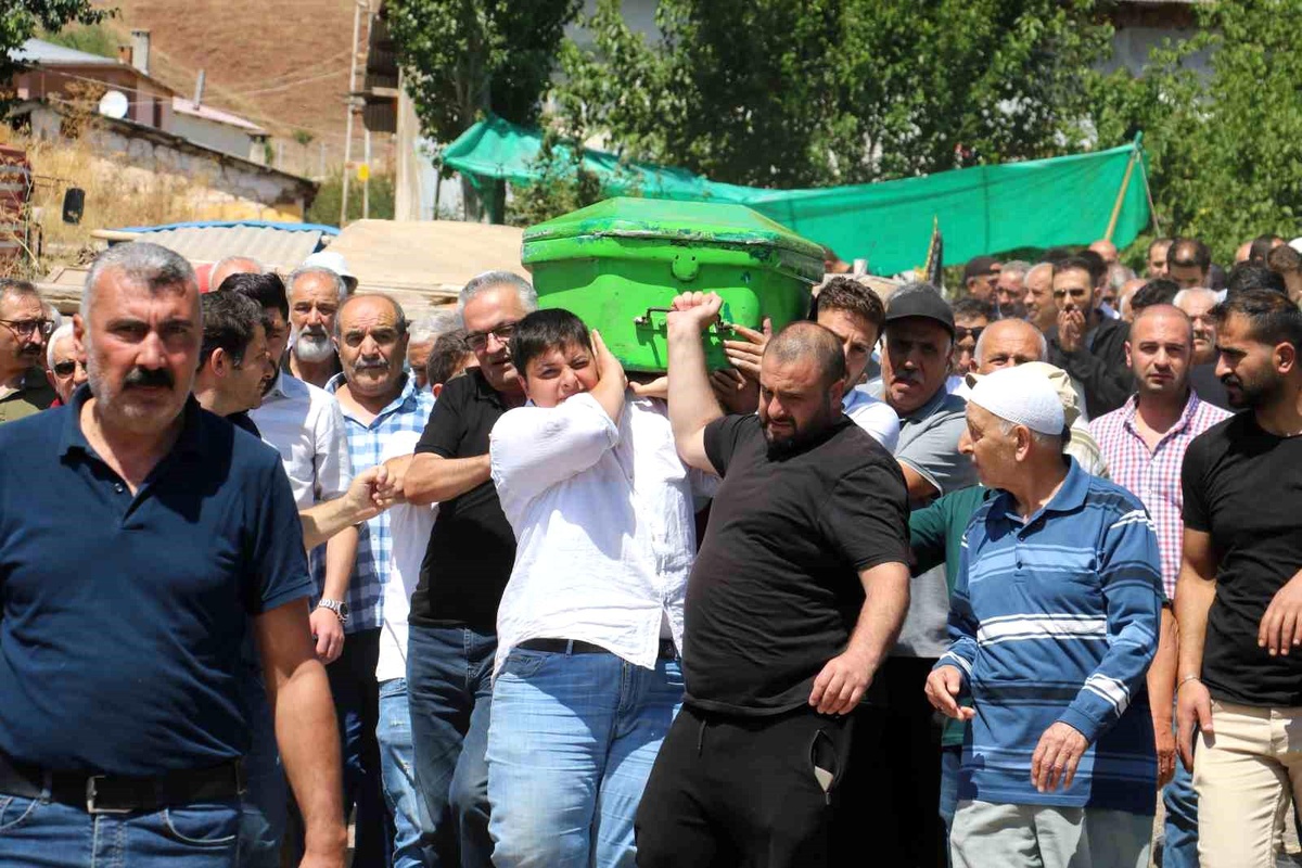 Yozgat\'ta Otobüs Kazasında Hayatını Kaybeden Sürücü Son Yolculuğuna Uğurlandı