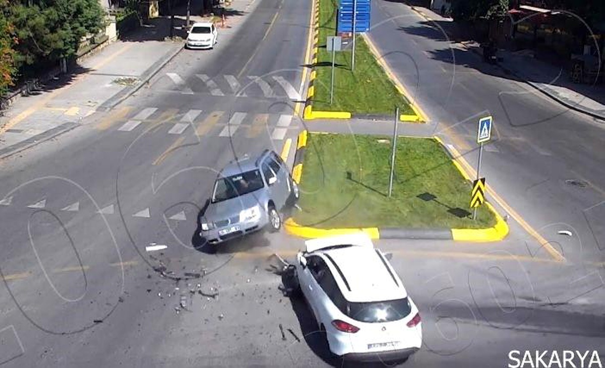 Adapazarı\'nda kavşakta meydana gelen trafik kazası kameralara yansıdı