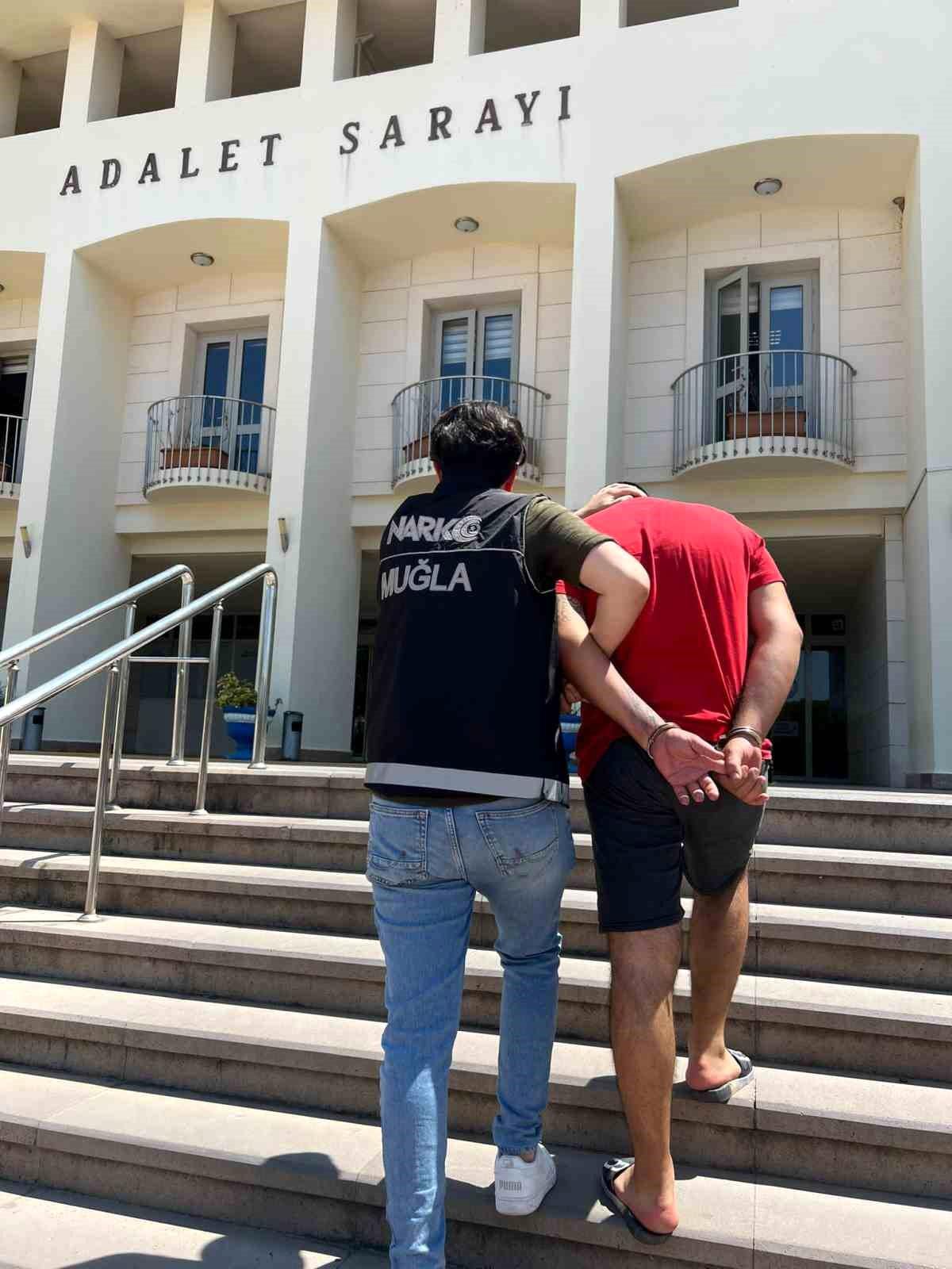 Bodrum\'da Narkotik Operasyonunda 376 Adet Sentetik Ecza Ele Geçirildi