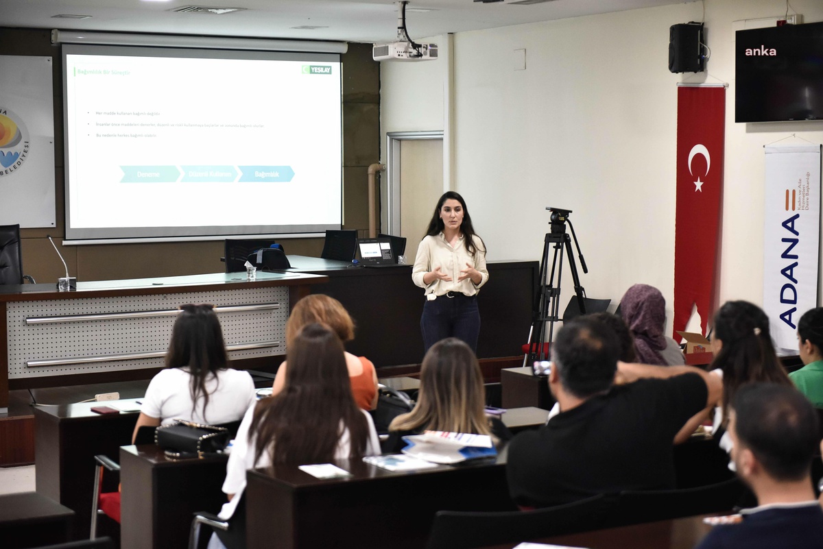 Adana Büyükşehir Belediyesi ve Yeşilay iş birliğiyle bağımlılık semineri düzenlendi