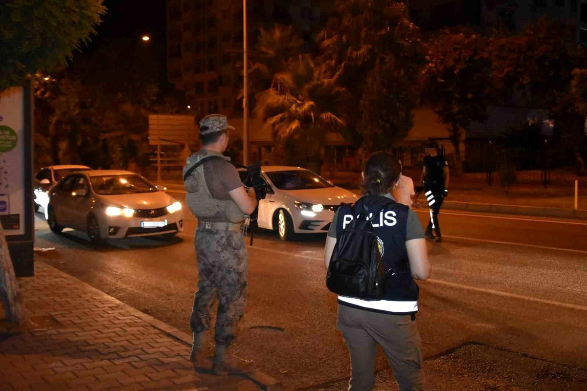 Adıyaman\'da Polis Ekipleri \'Huzur 02 Genel Asayiş Uygulaması\' Yaptı