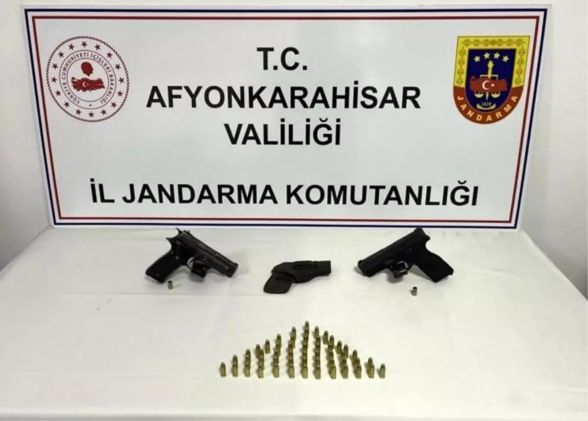 Afyonkarahisar\'da Ruhsatsız Silah Ticareti Yapan Şahıslar Yakalandı