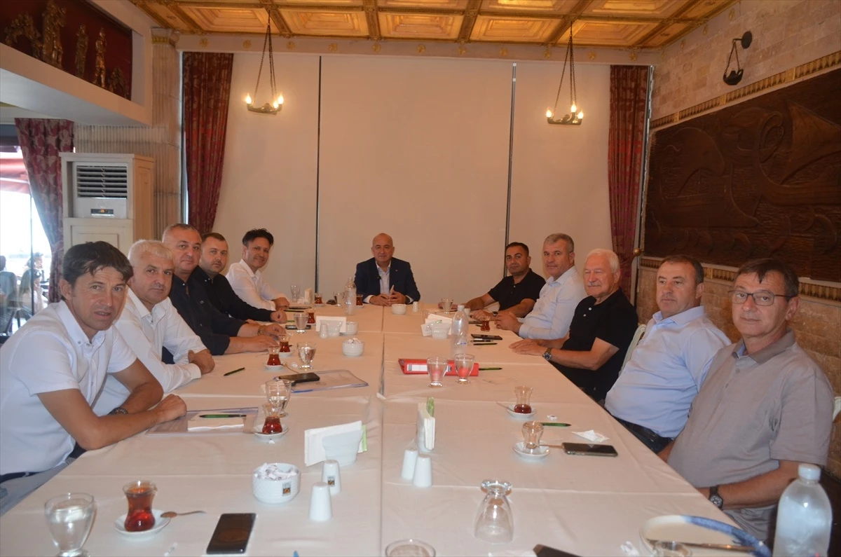 AK Parti Çanakkale Milletvekili Ayhan Gider, ilçelerdeki AK Partili belediye başkanlarıyla bir araya geldi
