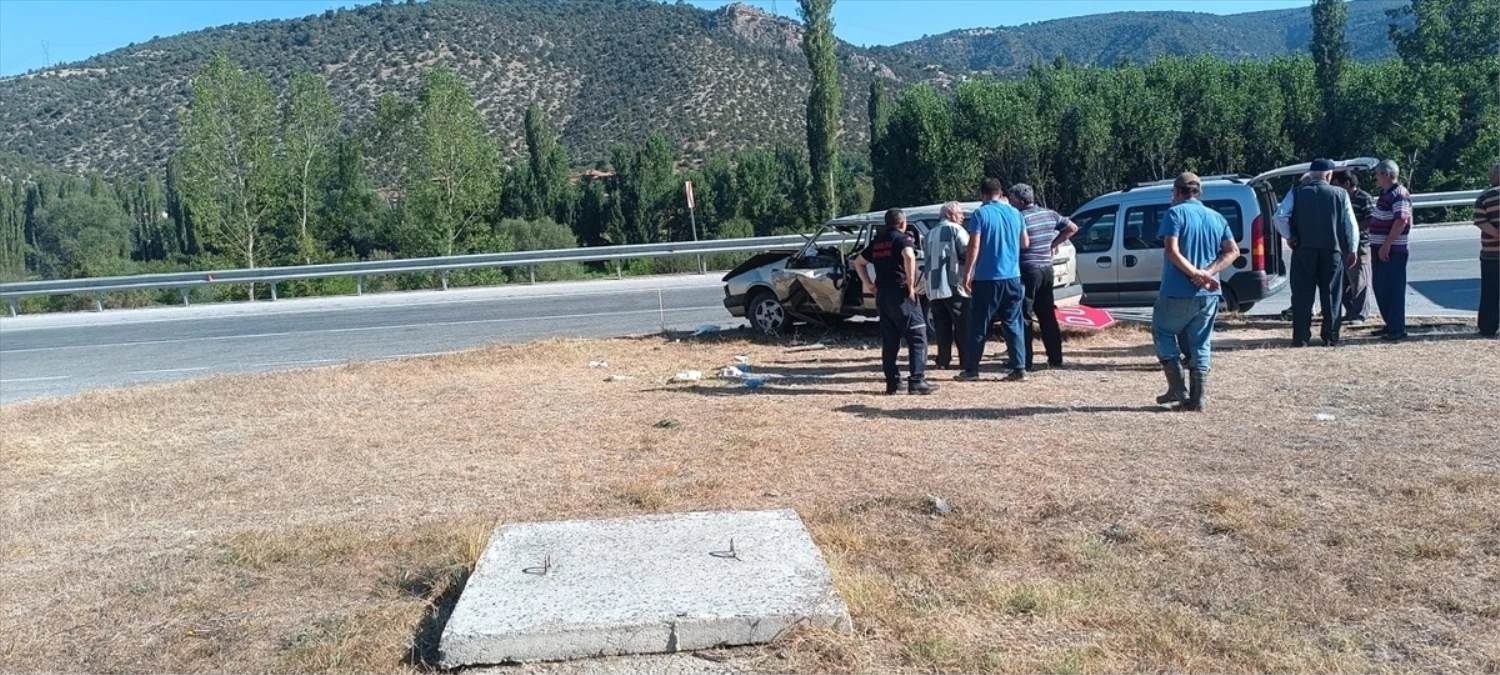 Amasya\'da otomobilin refüje çarpması sonucu 5 kişi yaralandı