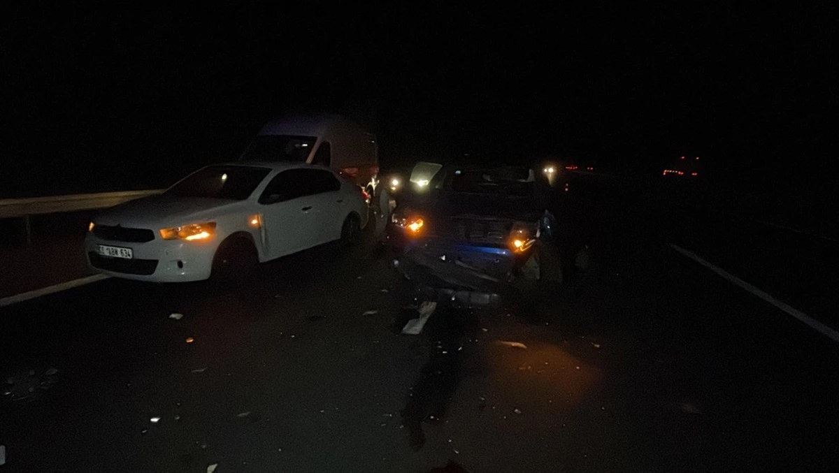Anadolu Otoyolu\'nda Zincirleme Trafik Kazası: 6 Yaralı