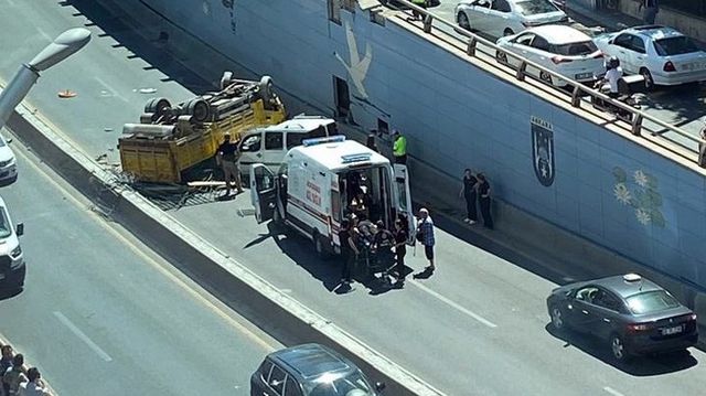 Ankara'da hafriyat kamyonu alt geçide düştü Ankara'da hafriyat kamyonu alt geçide düştü
