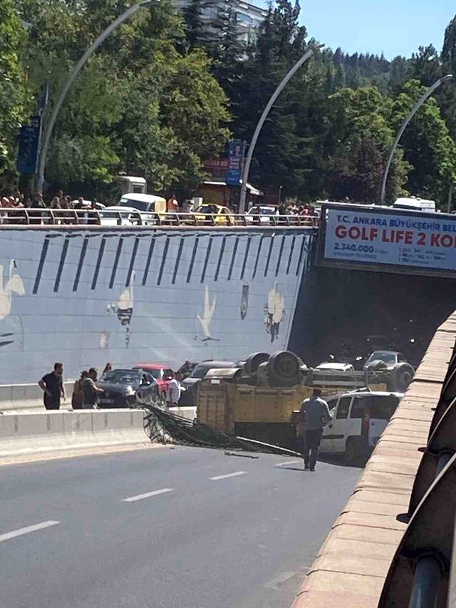Ankara'da hafriyat kamyonu alt geçide düştü Ankara'da hafriyat kamyonu alt geçide düştü
