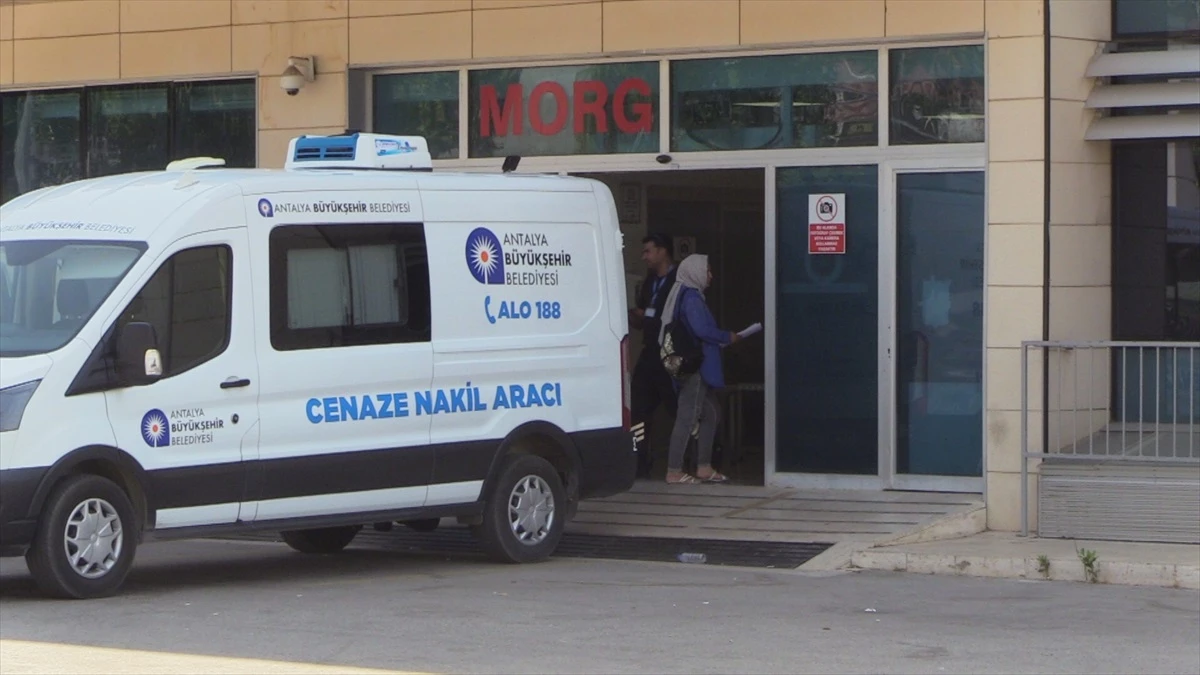 Antalya\'da Eşini Bıçaklayarak Öldüren Zanlı Yakalandı