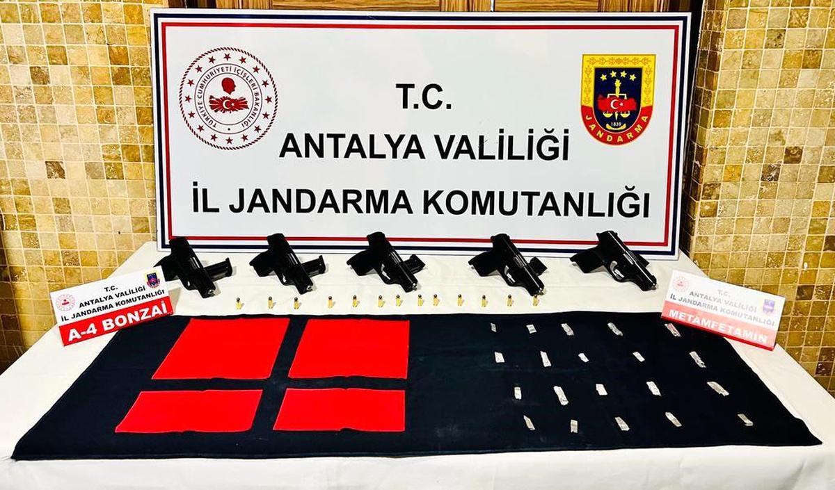 Antalya\'da Uyuşturucu ve Silah Ticareti Yapan 2 Şüpheli Yakalandı