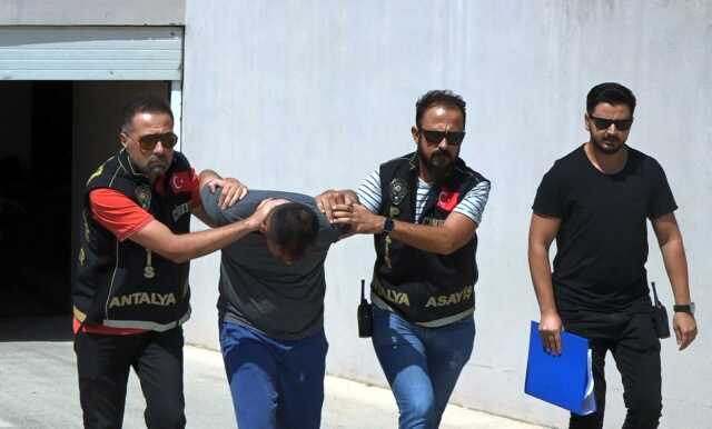 Antalya'da Zincir Markette Eşini Bıçaklayarak Öldüren Zanlı Tutuklandı Antalya'da Zincir Markette Eşini Bıçaklayarak Öldüren Zanlı Tutuklandı