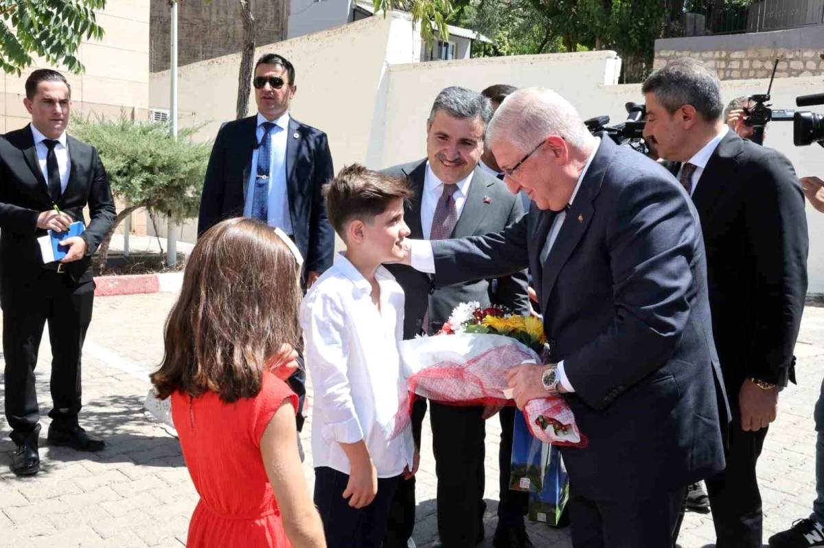 Milli Savunma Bakanı Şırnak\'ta ziyaretlerine devam ediyor