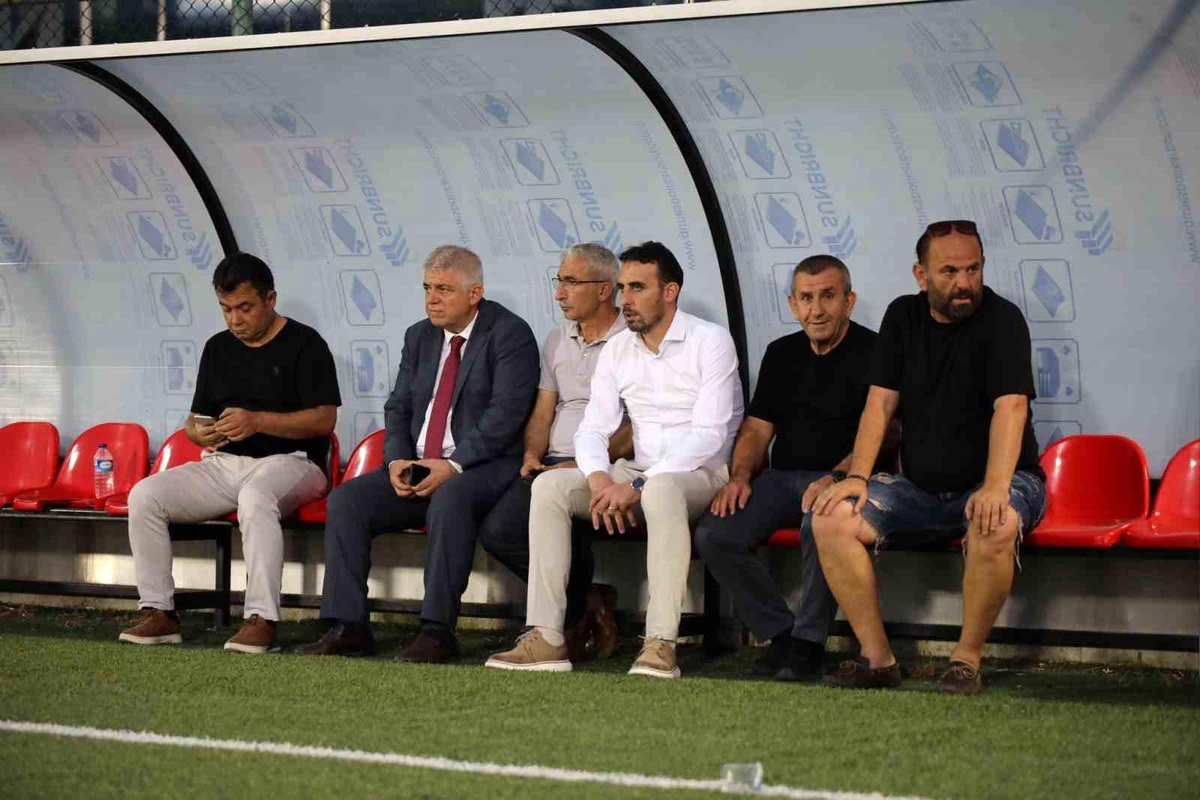 Erenler Belediye Başkanı Rahmi Şengül, Erenlerspor\'un yeni sezon hazırlıklarını izledi