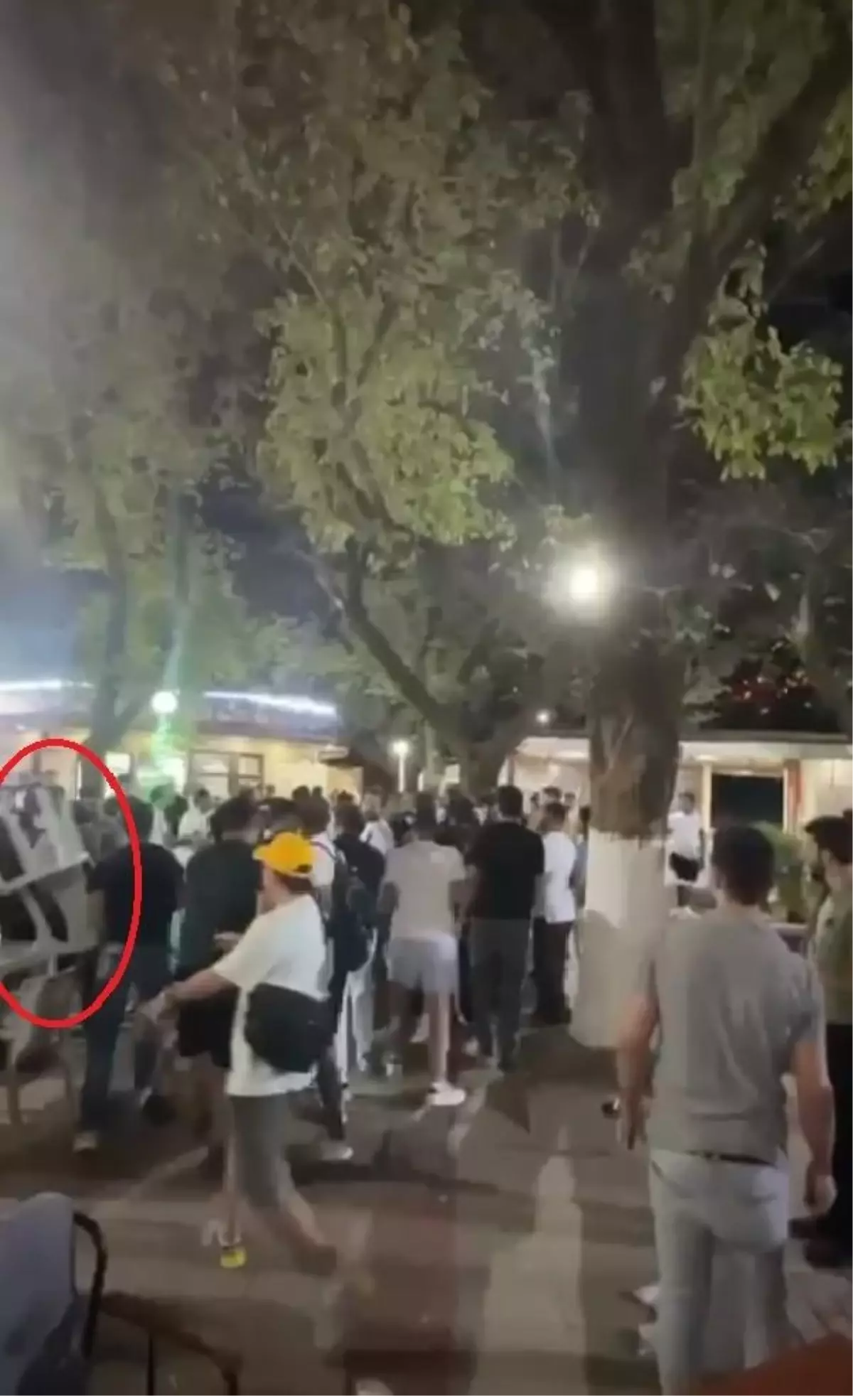 Bursa'da Husumetli İki Grup Arasında Kavga: Tekme, Yumruk ve Sandalyeler Havada Uçuştu