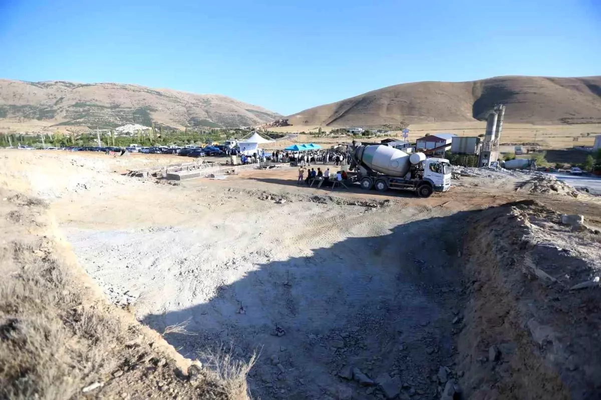 Kayseri Büyükşehir Belediye Başkanı Dr. Memduh Büyükkılıç, Yahyalı Belediyesi tarafından 31 milyon lira maliyetle hayata geçirilecek Asfalt Plenti\'nin temel atma törenini gerçekleştirdi