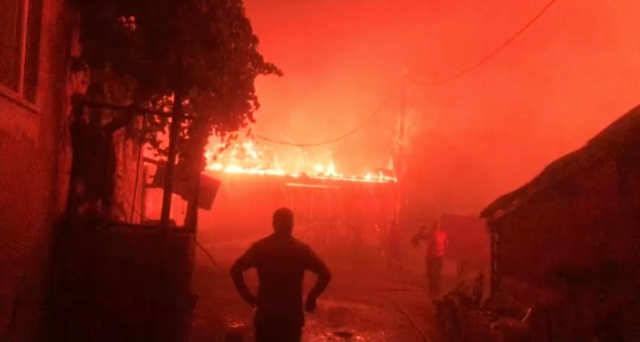 Çanakkale'de alevlerin ulaştığı Yağcılar köyü tahliye edildi! Onlarca ev alev alev yanıyor