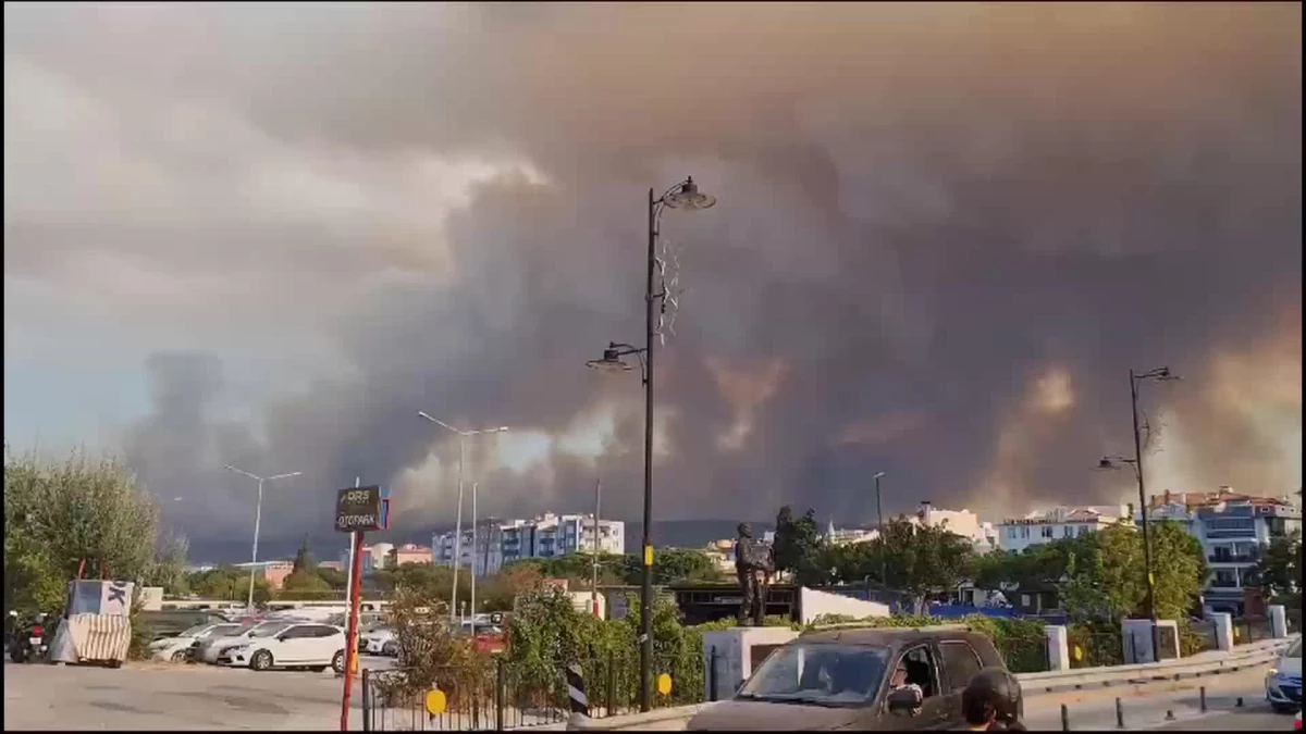 Çanakkale\'de Orman Yangını: 30 Hava Aracıyla Müdahale Edildi