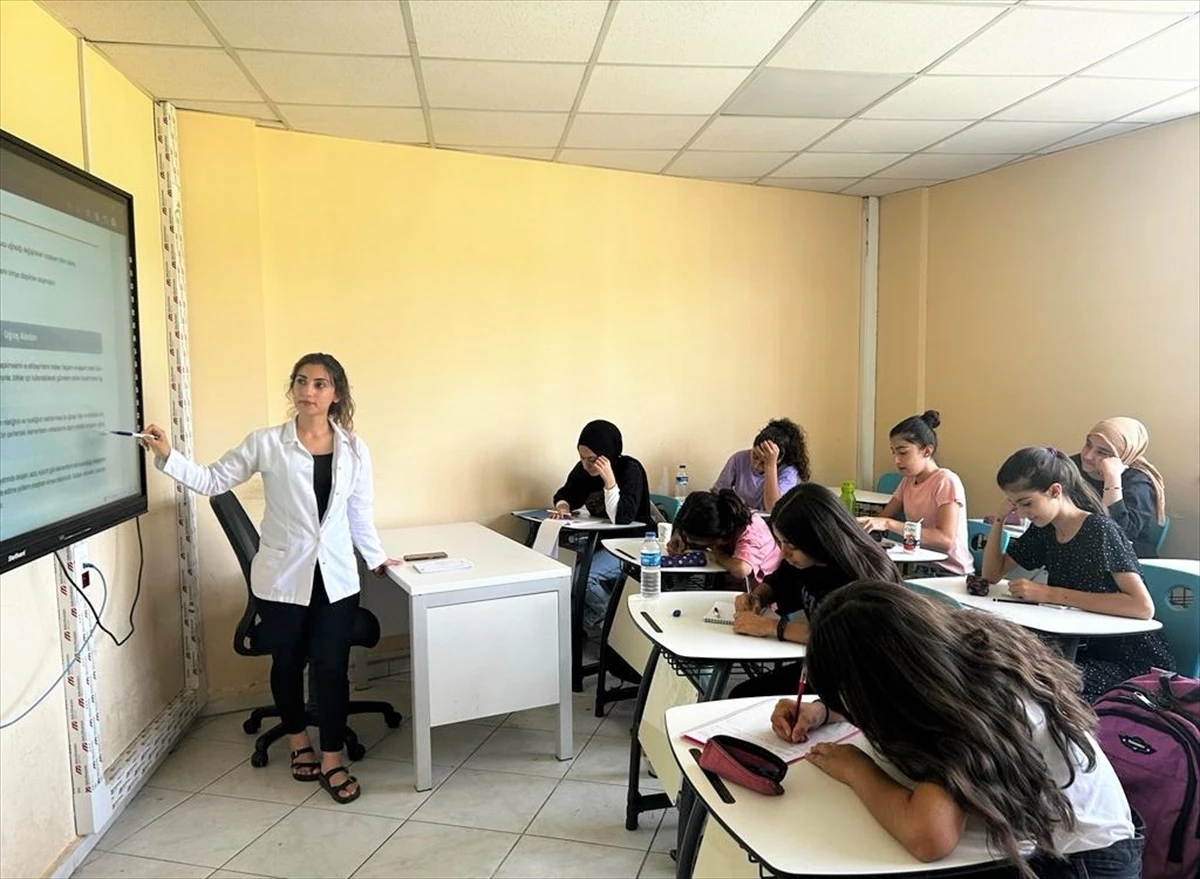 Diyarbakır Büyükşehir Belediyesi Akademi Liseleri ve Konuk Evi Kız Yurdu Öğrencilerinden 1041\'i Üniversiteye Yerleşti