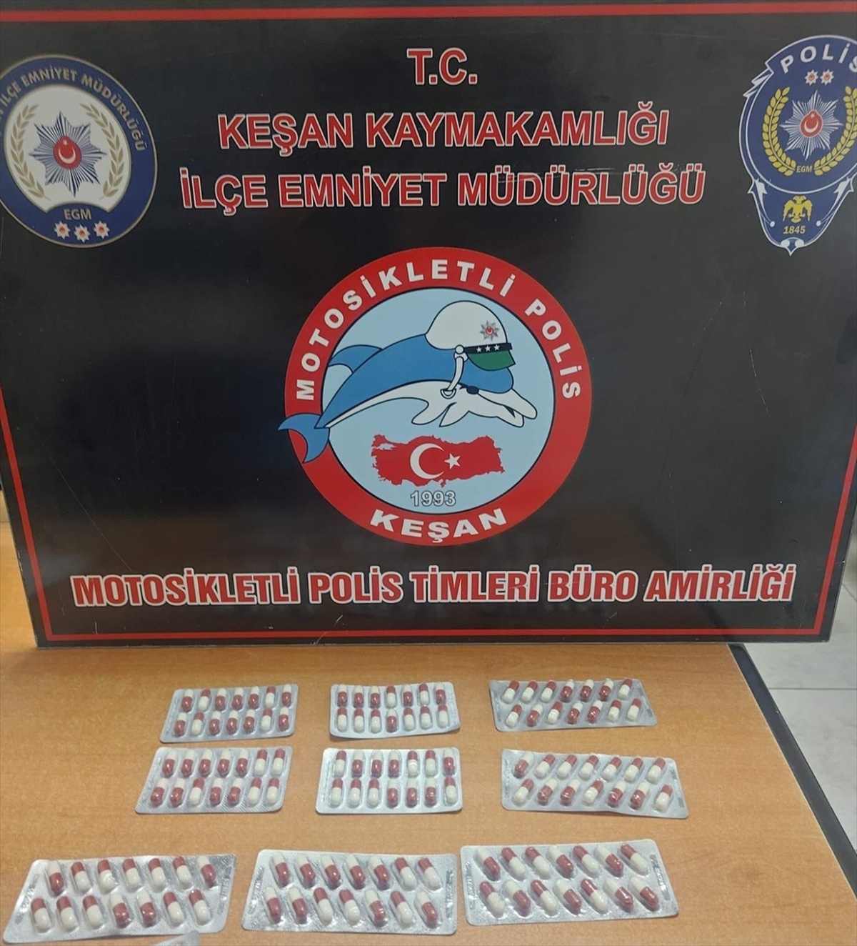 Edirne\'de çalıntı motosikletle uyuşturucu hap taşıyan 2 şüpheli yakalandı
