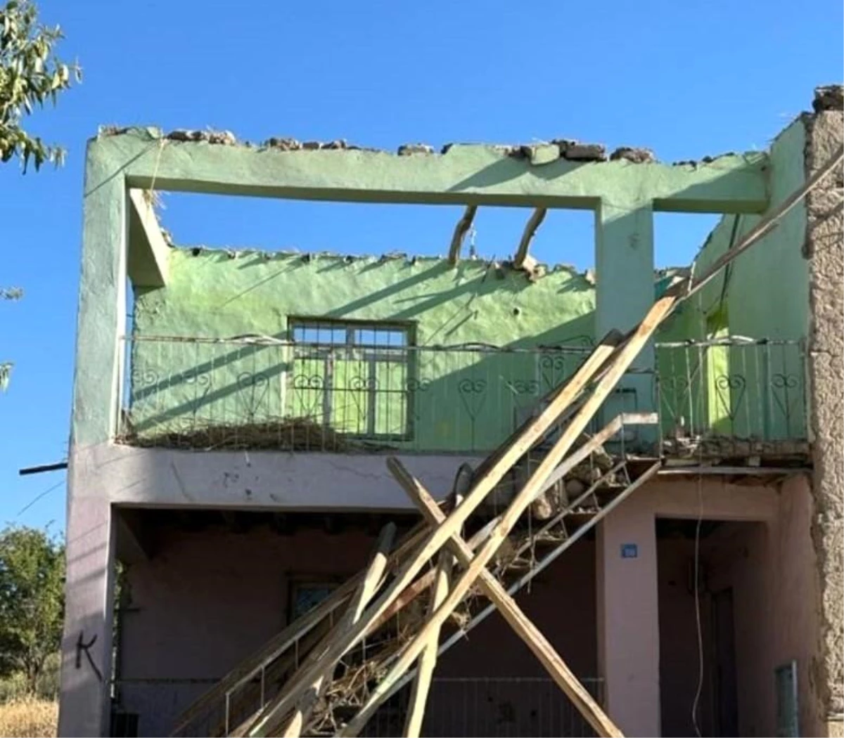 Elazığ\'da söküm işlemleri sırasında balkon çöktü, 2 işçi yaralandı