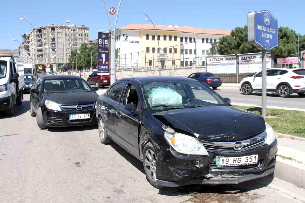 Elazığ\'da Zincirleme Trafik Kazası: 3 Kişi Yaralandı