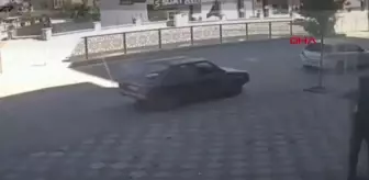 Elazığ'da Çocuğun El Frenini İndirdiği Otomobil Başka Araça Çarptı