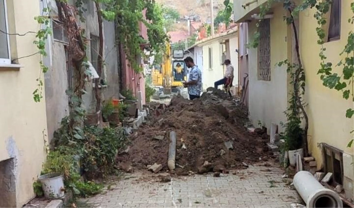 Emet ilçesinde alt yapı çalışmaları dar sokaklar yüzünden zor ilerliyor