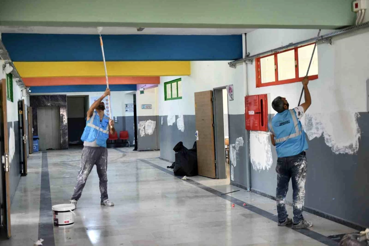 Esenyurt Belediyesi Okullarda Tadilat ve Bakım Çalışmalarına Devam Ediyor