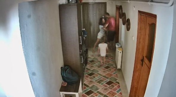 Ev sahibi, daireyi boşaltmasını istediği kiracısının evini bastı! Çıkan kavga kameraya anbean yansıdı